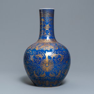 Een Chinese flesvormige poederblauwe vaas met verguld decor van lotusslingers, Kangxi merk, 19/20e eeuw — foto 1