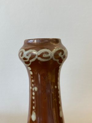 Een Chinese flesvormige Swatow-stijl vaas met wit slibdecor op bruine fondkleur, Zhushan ovens, late Ming — foto 5