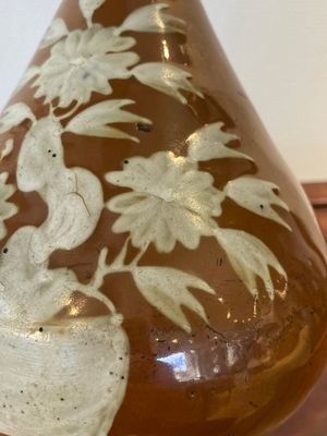 Een Chinese flesvormige Swatow-stijl vaas met wit slibdecor op bruine fondkleur, Zhushan ovens, late Ming — foto 7