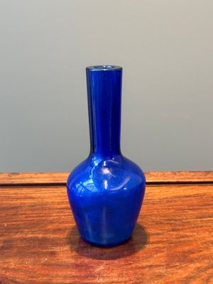 Een Chinese flesvormige vaas in blauw Peking glas, Qianlong merk en wellicht periode — foto 2