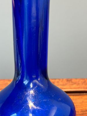 Een Chinese flesvormige vaas in blauw Peking glas, Qianlong merk en wellicht periode — foto 6