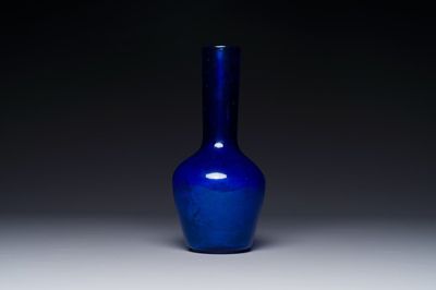 Een Chinese flesvormige vaas in blauw Peking glas, Qianlong merk en wellicht periode