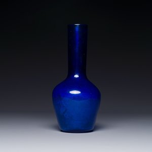 Een Chinese flesvormige vaas in blauw Peking glas, Qianlong merk en wellicht periode — foto 1