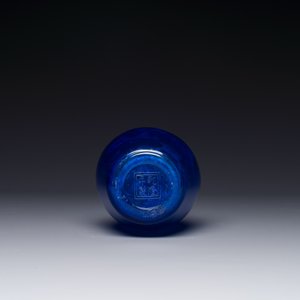 Een Chinese flesvormige vaas in blauw Peking glas, Qianlong merk en wellicht periode — foto 3