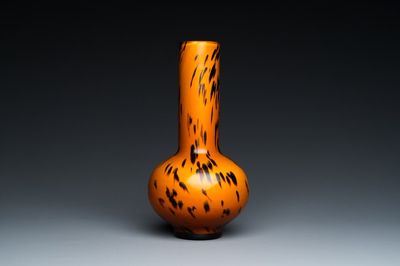 Een Chinese flesvormige vaas in gevlekt amberkleurig Peking glas, Xianfeng merk en periode