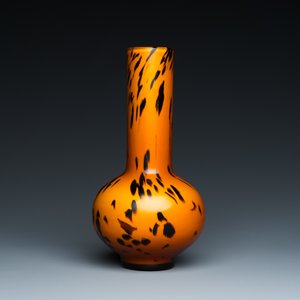 Een Chinese flesvormige vaas in gevlekt amberkleurig Peking glas, Xianfeng merk en periode — foto 3
