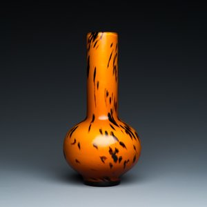 Een Chinese flesvormige vaas in gevlekt amberkleurig Peking glas, Xianfeng merk en periode — foto 4