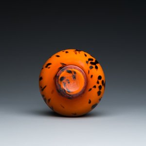 Een Chinese flesvormige vaas in gevlekt amberkleurig Peking glas, Xianfeng merk en periode — foto 6