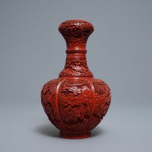 Een Chinese flesvormige vaas in rood lakwerk, 19/20e eeuw — foto 2