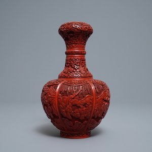 Een Chinese flesvormige vaas in rood lakwerk, 19/20e eeuw — foto 7