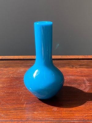 Een Chinese flesvormige vaas in turquoise Peking glas, Qianlong merk en periode — foto 1