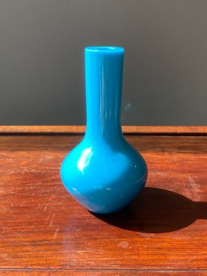 Een Chinese flesvormige vaas in turquoise Peking glas, Qianlong merk en periode — foto 2