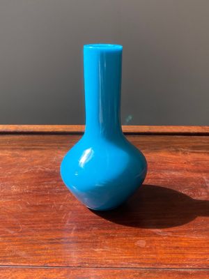Een Chinese flesvormige vaas in turquoise Peking glas, Qianlong merk en periode — foto 3