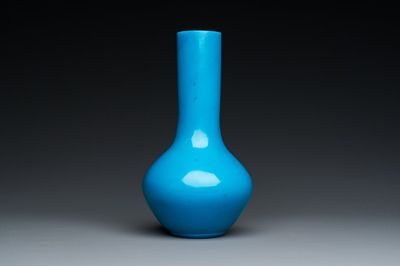 Een Chinese flesvormige vaas in turquoise Peking glas, Qianlong merk en periode