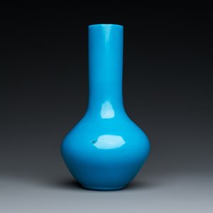 Een Chinese flesvormige vaas in turquoise Peking glas, Qianlong merk en periode — foto 2