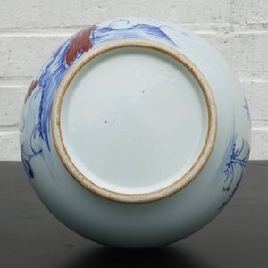 Een Chinese flesvormige vaas met blauw en onderglazuur rood decor van kraanvogels, 19/20e eeuw — foto 11