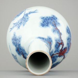 Een Chinese flesvormige vaas met blauw en onderglazuur rood decor van kraanvogels, 19/20e eeuw — foto 5