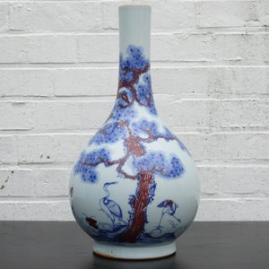 Een Chinese flesvormige vaas met blauw en onderglazuur rood decor van kraanvogels, 19/20e eeuw — foto 7