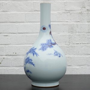 Een Chinese flesvormige vaas met blauw en onderglazuur rood decor van kraanvogels, 19/20e eeuw — foto 9