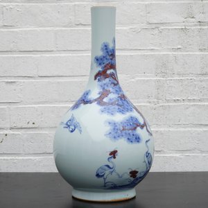 Een Chinese flesvormige vaas met blauw en onderglazuur rood decor van kraanvogels, 19/20e eeuw — foto 10