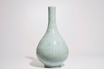 Een Chinese flesvormige vaas met celadon craquelé glazuur, 20e eeuw