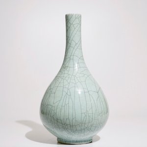 Een Chinese flesvormige vaas met celadon craquelé glazuur, 20e eeuw — foto 1