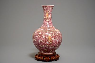 Een Chinese flesvormige vaas met dansende jongens op robijnrode fondkleur, Qianlong merk, 19/20e eeuw