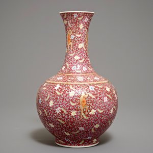 Een Chinese flesvormige vaas met dansende jongens op robijnrode fondkleur, Qianlong merk, 19/20e eeuw — foto 3