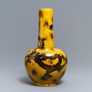 Een Chinese flesvormige vaas met een draak op gele fondkleur, Qianlong merk, 19/20e eeuw — foto 1