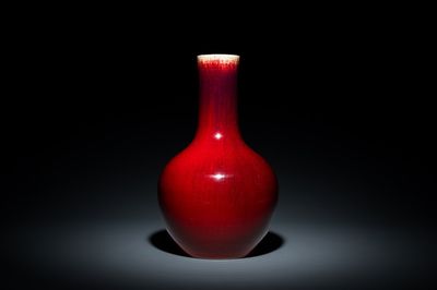 Een Chinese flesvormige vaas met flambé-glazuur, 18/19e eeuw