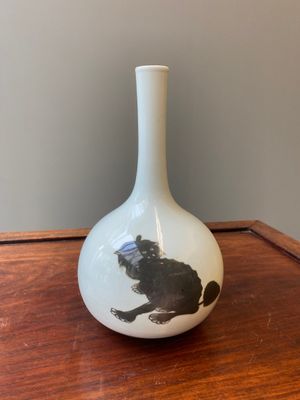 Een Chinese flesvormige vaas met koperrood decor van mythische dieren, Kangxi — foto 3