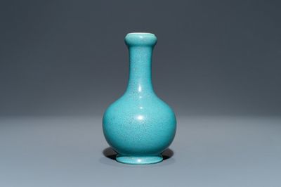 Een Chinese flesvormige vaas met robin's egg glazuur, Qianlong merk, 19/20e eeuw