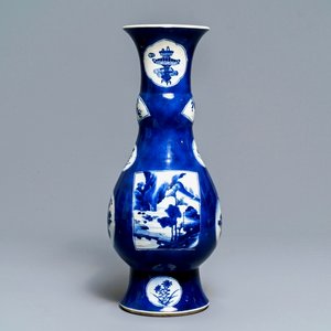 Een Chinese flesvormige vaas met uitsparingen op poederblauwe fond, Kangxi — foto 1