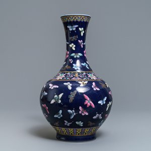 Een Chinese flesvormige vaas met vlinders op blauwe fondkleur, Guangxu merk, 19/20e eeuw — foto 1