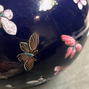 Een Chinese flesvormige vaas met vlinders op blauwe fondkleur, Guangxu merk, 19/20e eeuw — foto 16