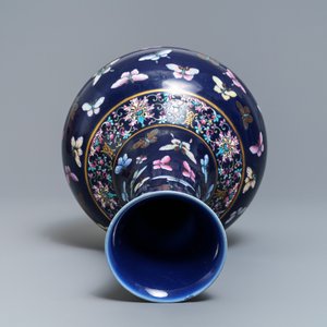 Een Chinese flesvormige vaas met vlinders op blauwe fondkleur, Guangxu merk, 19/20e eeuw — foto 6