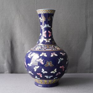 Een Chinese flesvormige vaas met vlinders op blauwe fondkleur, Guangxu merk, 19/20e eeuw — foto 10