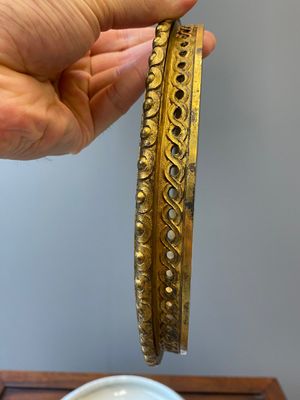 Een Chinese ge-type craquelé penselenwasser met vergulde bronzen monturen, Qianlong — foto 4