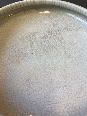 Een Chinese ge-type craquelé penselenwasser met vergulde bronzen monturen, Qianlong — foto 7