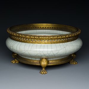 Een Chinese ge-type craquelé penselenwasser met vergulde bronzen monturen, Qianlong — foto 1