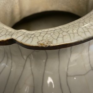 Een Chinese ge-type drielobbige vaas, Yongzheng merk, 19e eeuw — foto 11