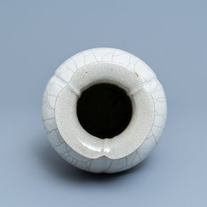 Een Chinese ge-type drielobbige vaas, Yongzheng merk, 19e eeuw — foto 5