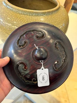 Een Chinese ge-type pot met houten deksel en sokkel, 19e eeuw — foto 12