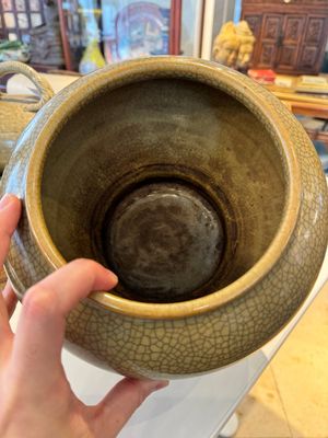 Een Chinese ge-type pot met houten deksel en sokkel, 19e eeuw — foto 4