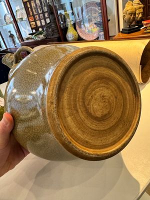 Een Chinese ge-type pot met houten deksel en sokkel, 19e eeuw — foto 6