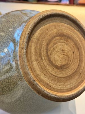 Een Chinese ge-type pot met houten deksel en sokkel, 19e eeuw — foto 7
