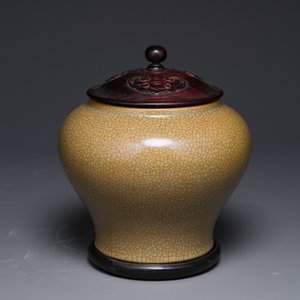 Een Chinese ge-type pot met houten deksel en sokkel, 19e eeuw — foto 2