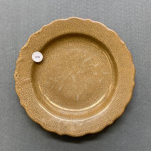 Een Chinese ge-type schotel met craquelé glazuur op lichtbruine fondkleur, Qianlong — foto 5