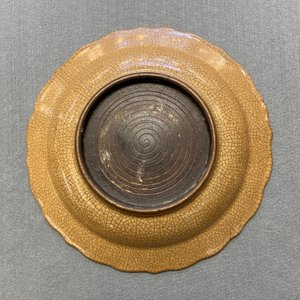 Een Chinese ge-type schotel met craquelé glazuur op lichtbruine fondkleur, Qianlong — foto 6
