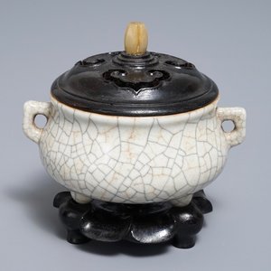 Een Chinese ge-type wierookbrander met craquelé glazuur, 19/20e eeuw — foto 1